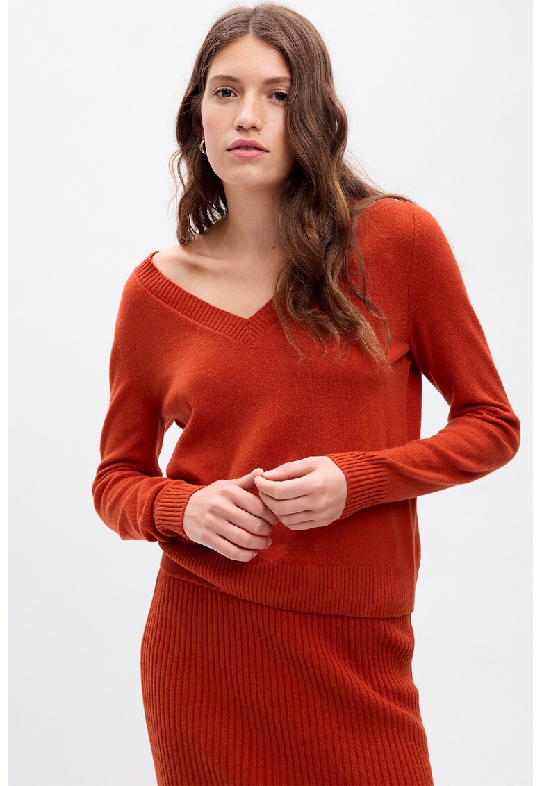 Pulover slim-fit cu decolteu in V - Caramiziu