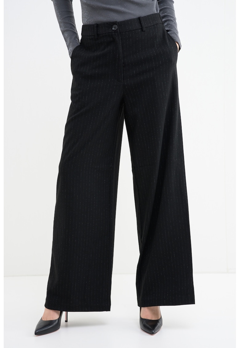 Pantaloni cu croiala ampla si model cu dungi discrete