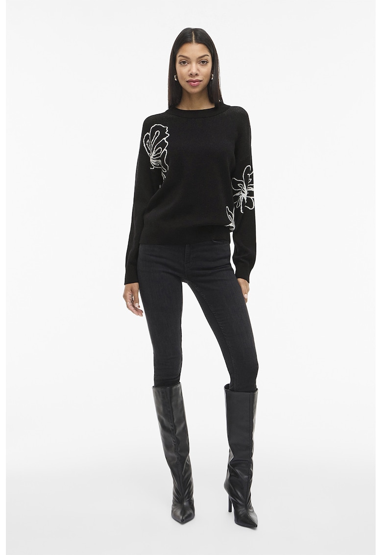 Pulover cu model si decolteu la baza gatului