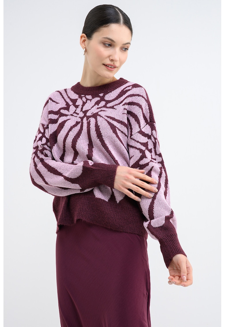 Pulover cu decolteu la baza gatului si maneci cazute