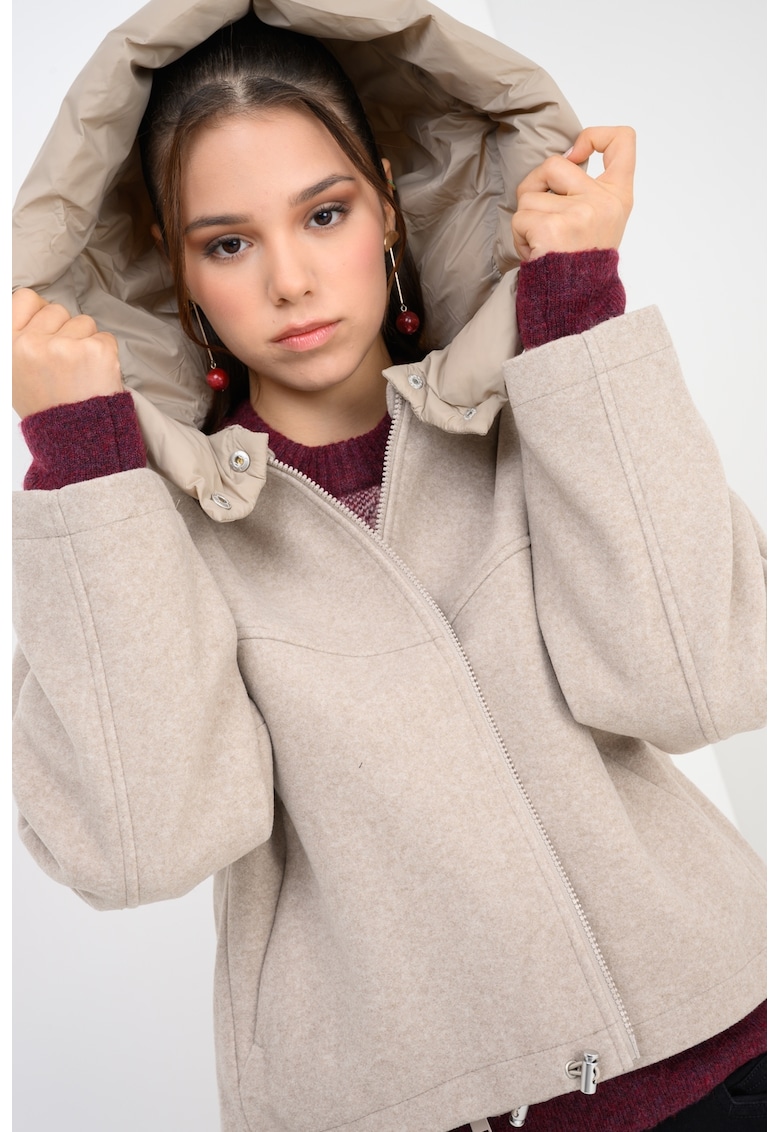 Jacheta lejera cu gluga si terminatie ajustabila