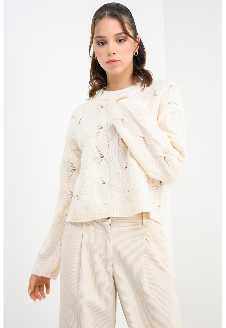 Pulover cu decolteu la baza gatului si perforatii