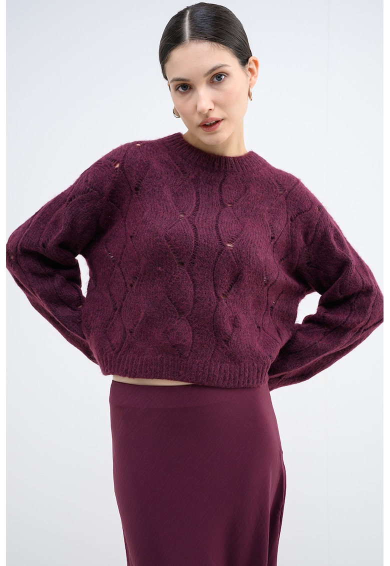 Pulover cu decolteu la baza gatului si perforatii