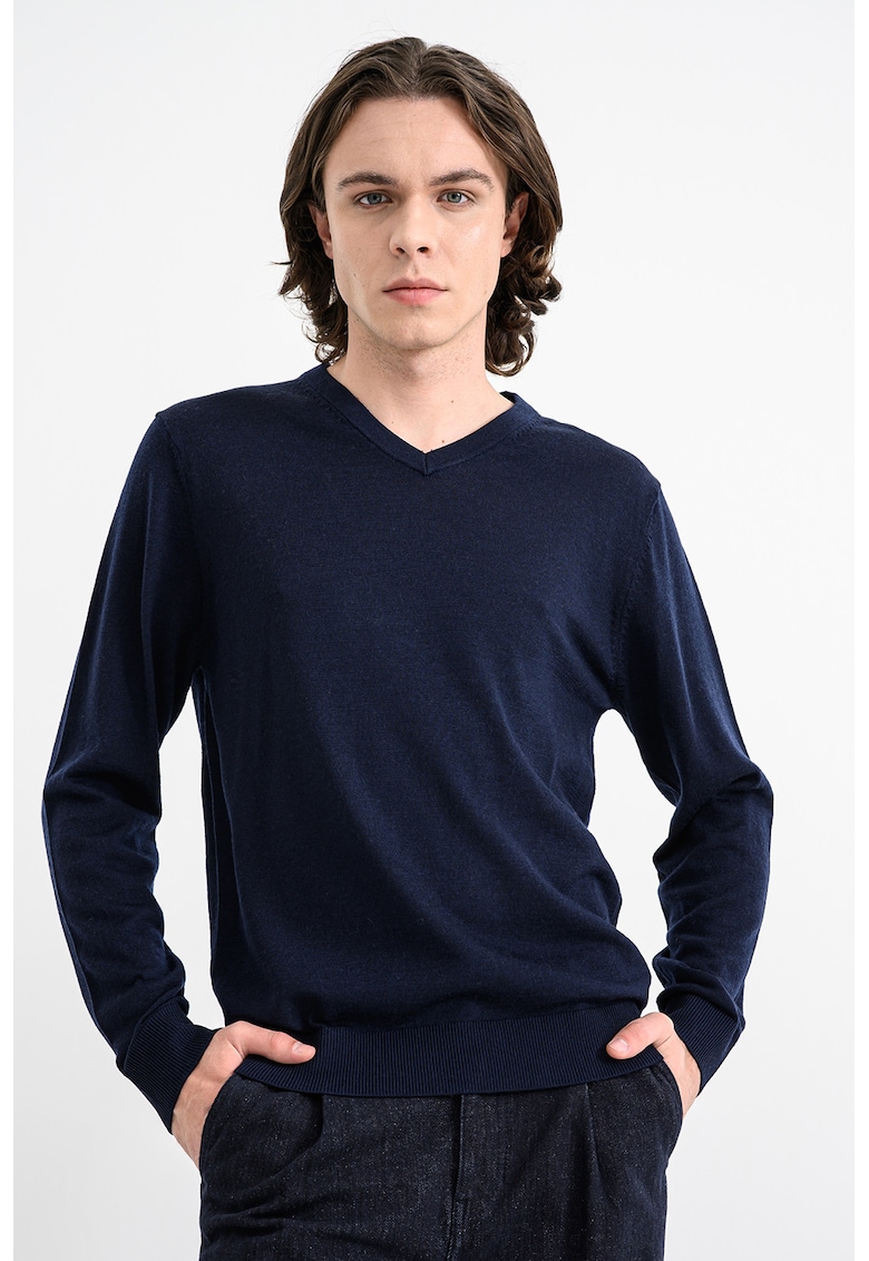 Pulover din lana cu decolteu in V