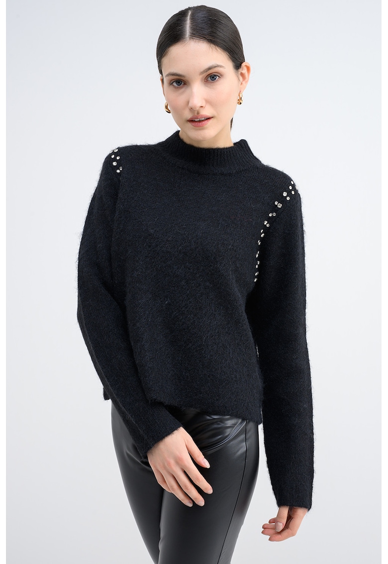 Pulover cu guler scurt si aplicatii cu strasuri