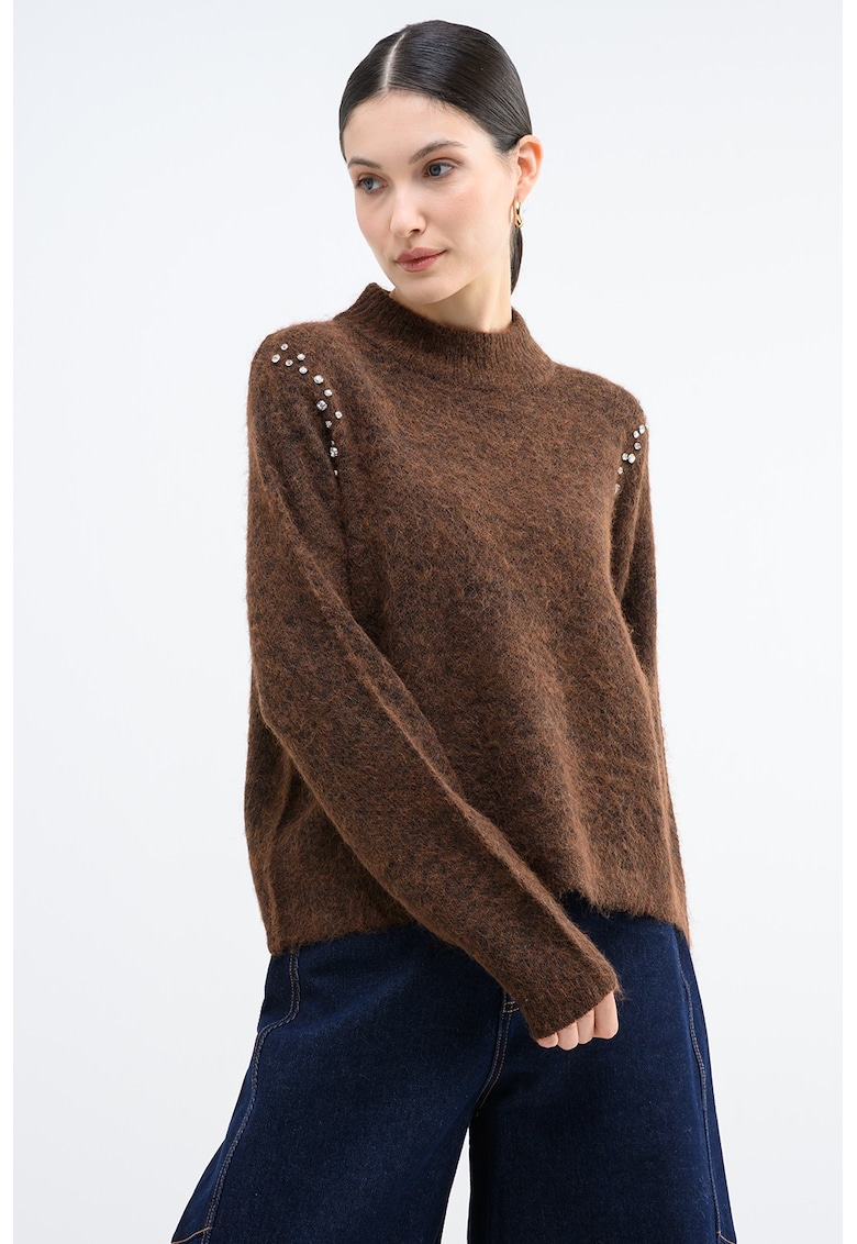 Pulover cu guler scurt si aplicatii cu strasuri