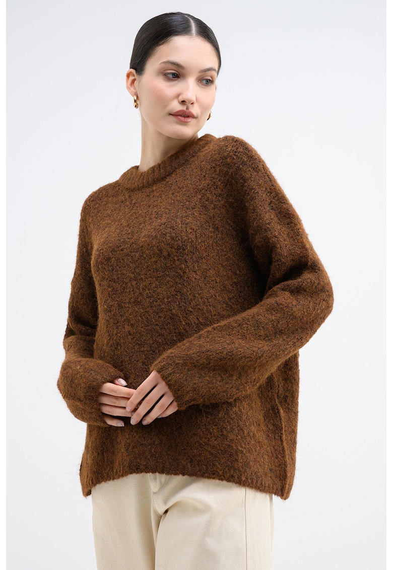 Pulover supradimensionat cu decolteu la baza ggatului