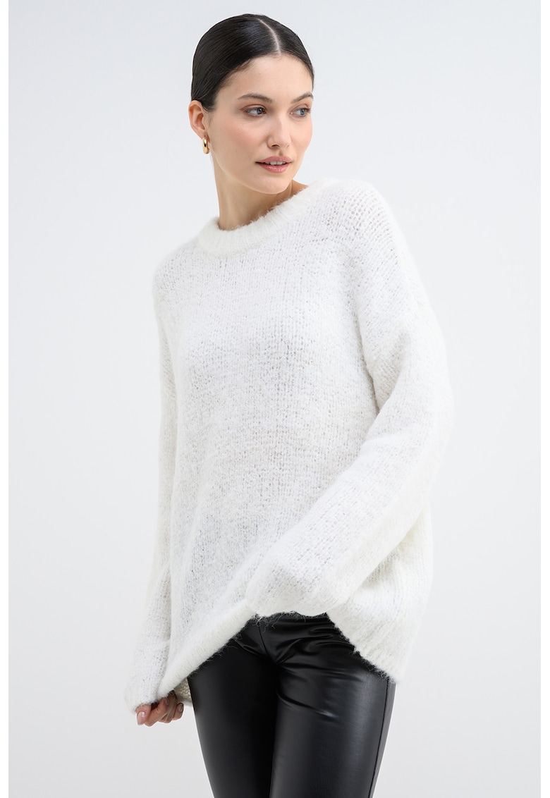 Pulover supradimensionat cu decolteu la baza ggatului
