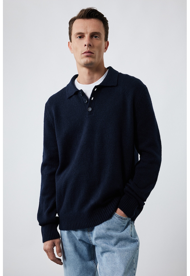 Pulover lejer cu guler polo cu nasturi