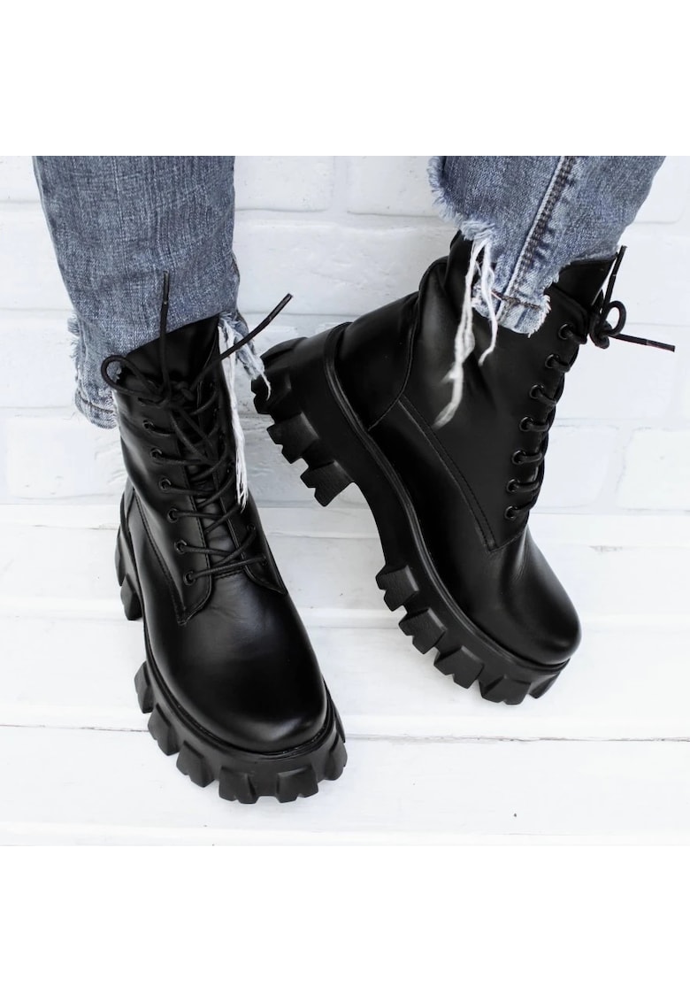 Bocanci din piele naturala - cu siret si talpa cu aspect masiv Classic