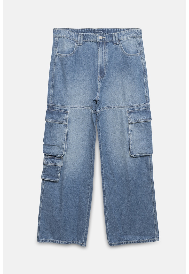 Blugi cu croiala ampla si buzunare laterale cu clapa