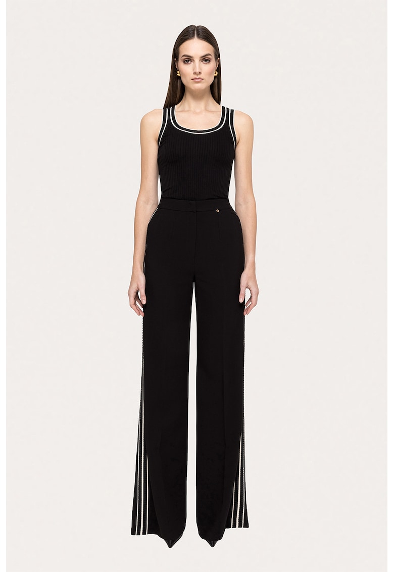 Pantaloni cu buzunare laterale si croiala ampla