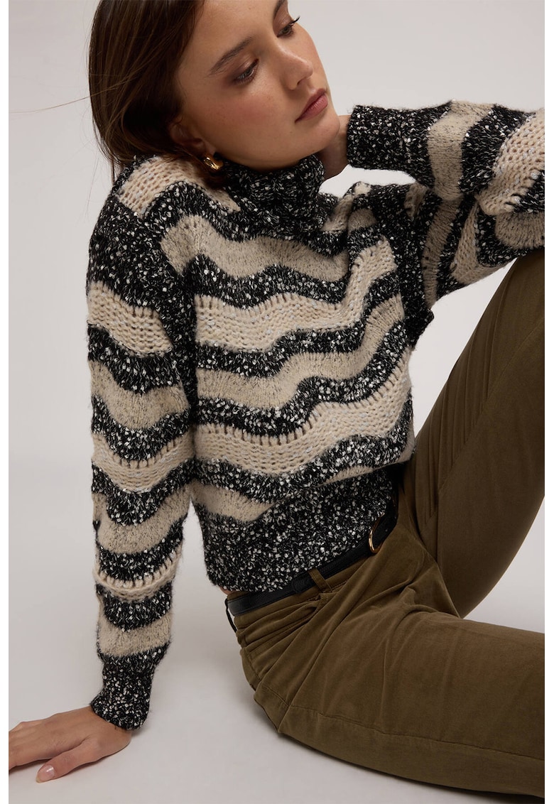 Pulover cu guler inalt si dungi