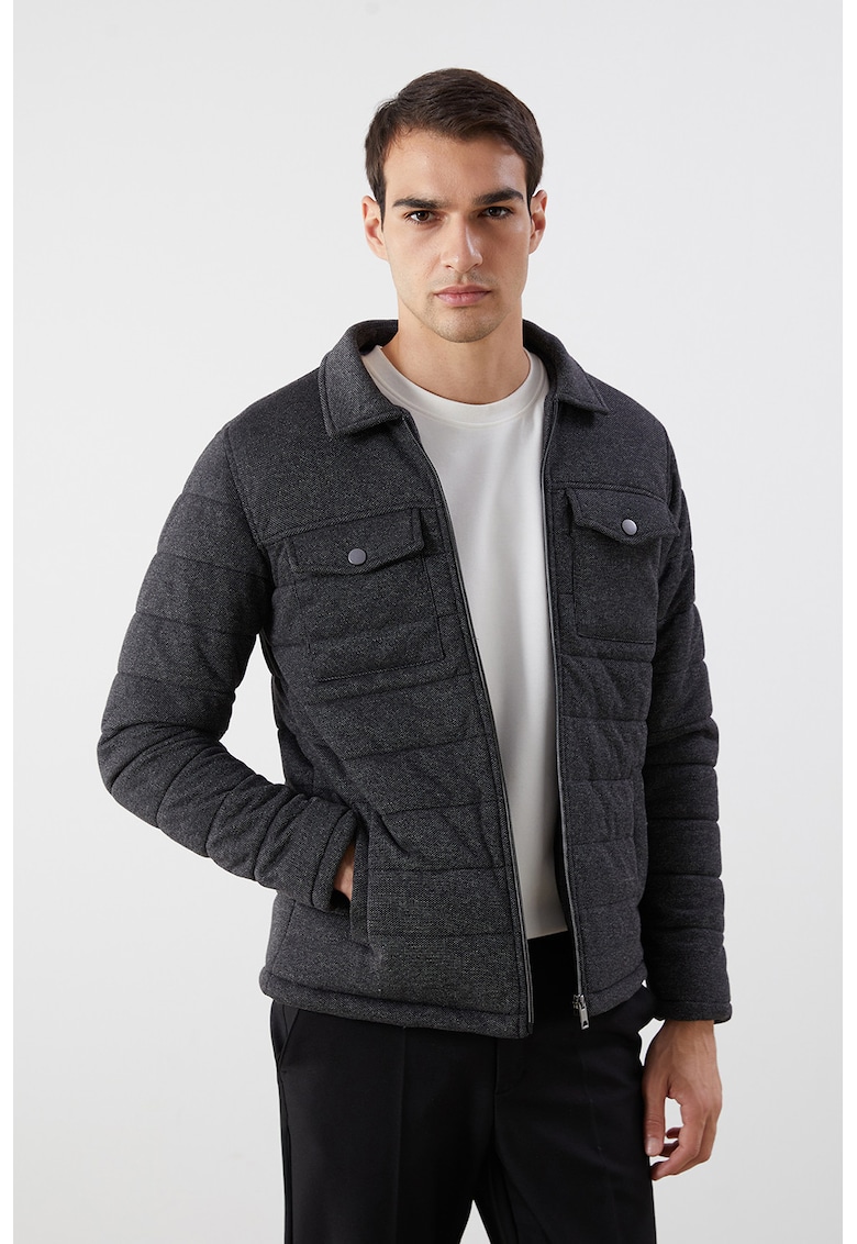 Jacheta matlasata cu buzunare pe piept