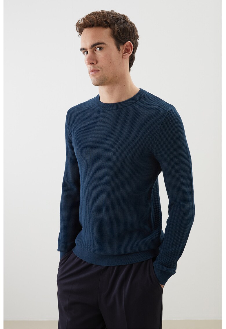 Pulover regular fit cu decolteu la baza gatului