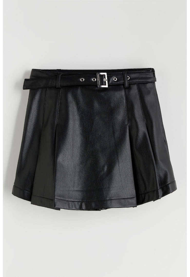 Pantaloni scurti din piele ecologica cu o curea in talie