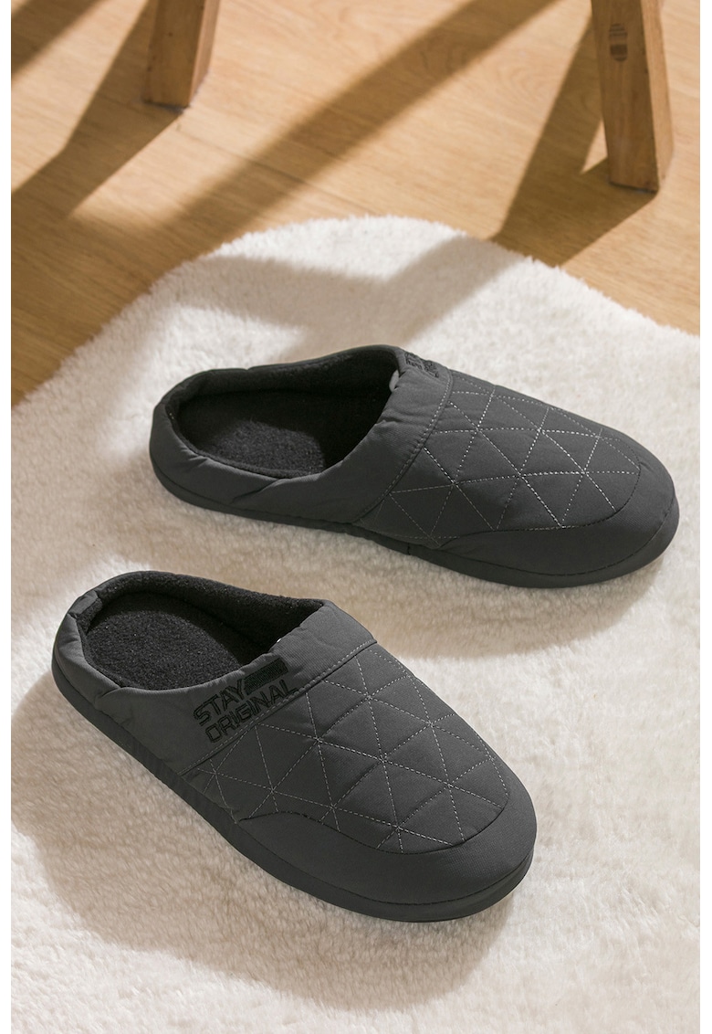 Papuci cu text brodat