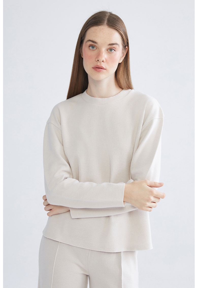 Pulover cu decolteu la baza gatului si maneci cazute