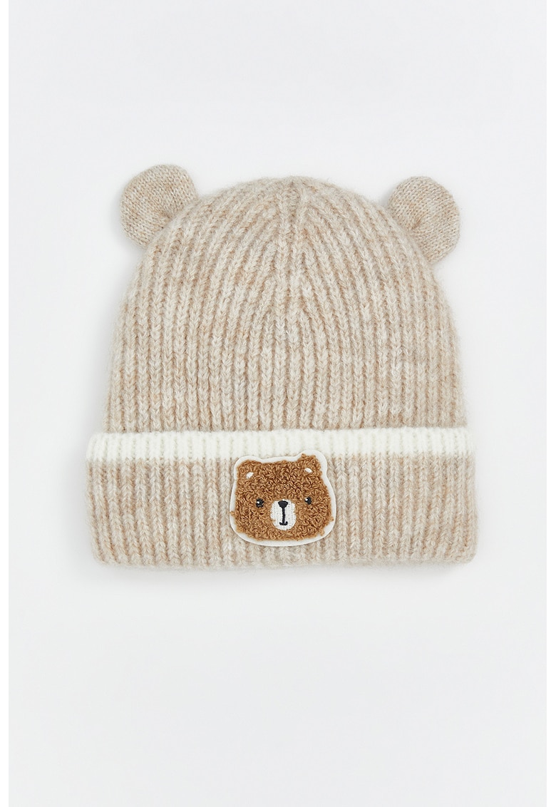 Caciula tricotata de iarna cu detalii brodate