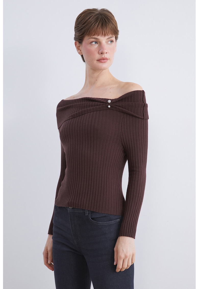 Pulover striat cu decolteu pe un umar