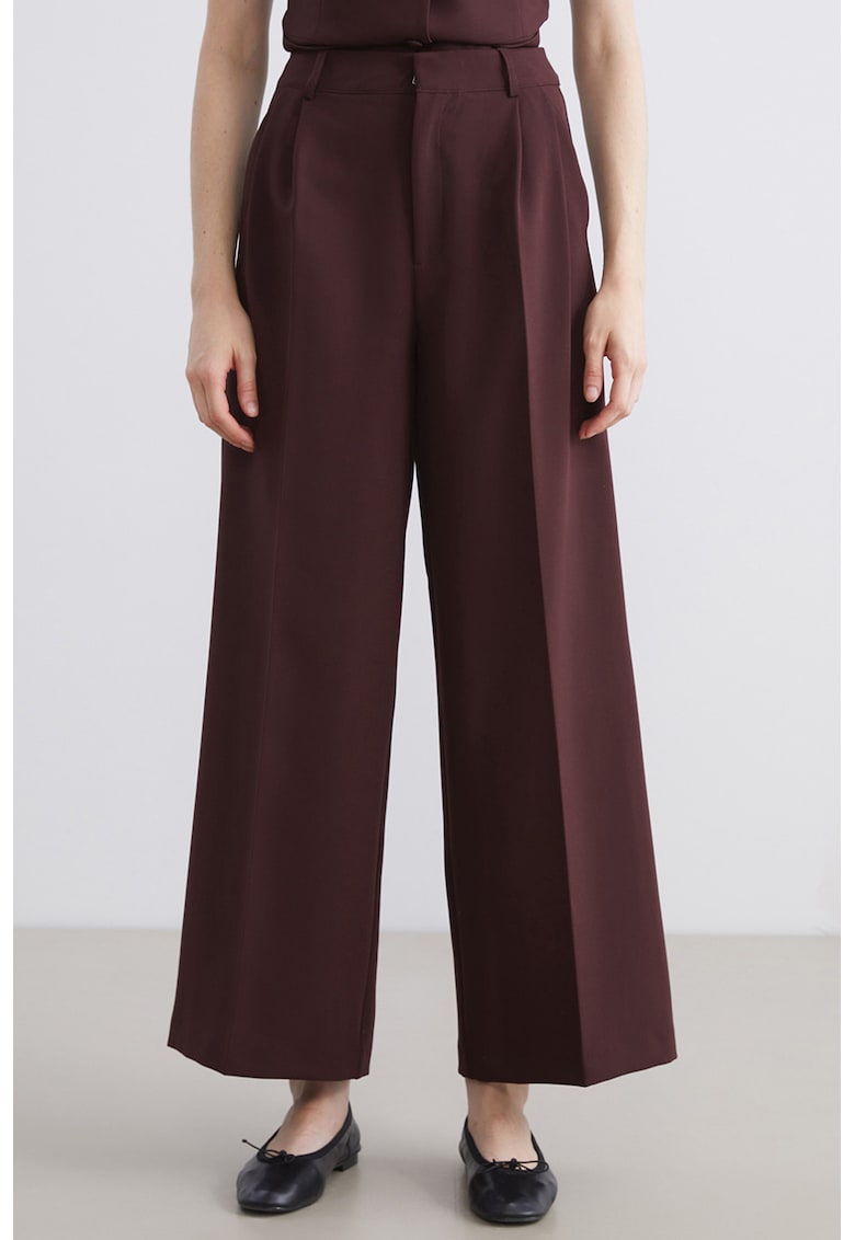 Pantaloni cu pensa si croiala ampla