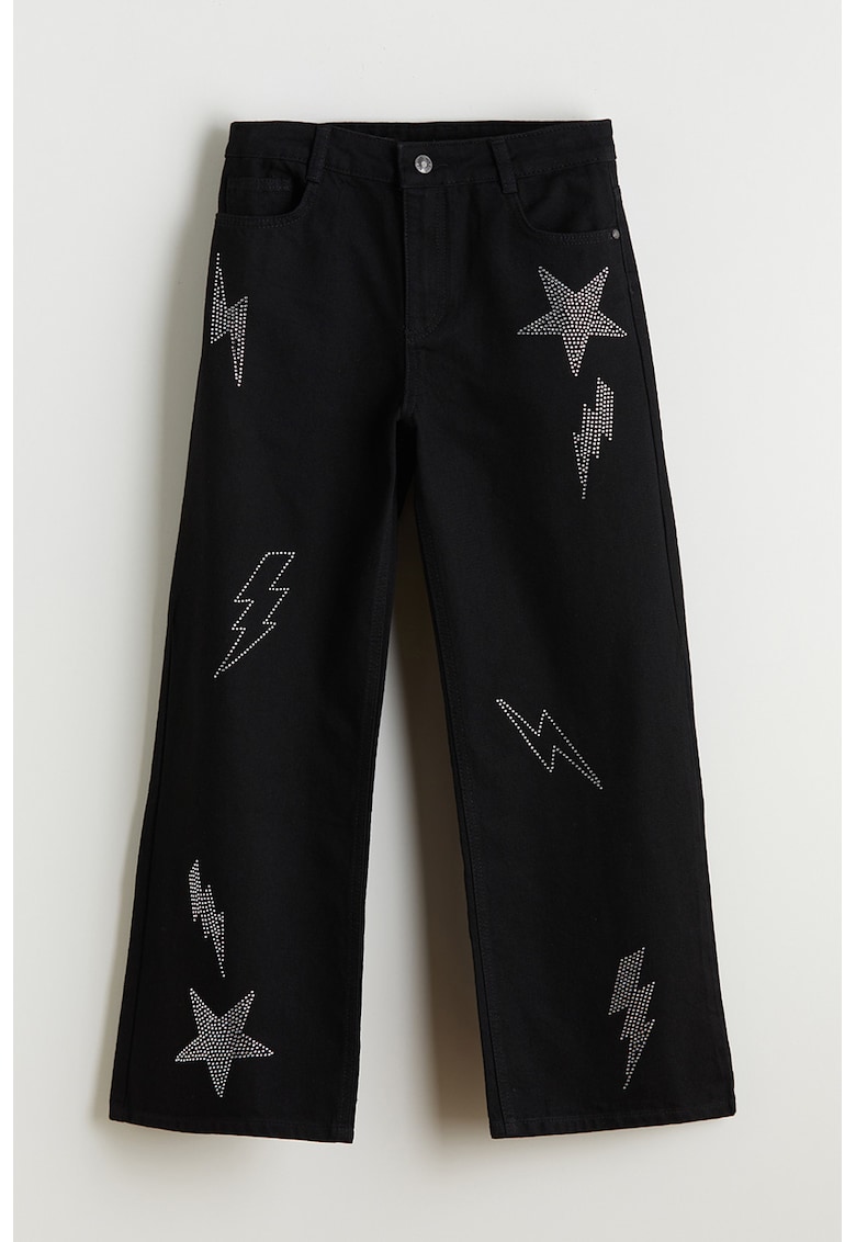 Blugi cu croiala ampla si aplicatii cu strasuri