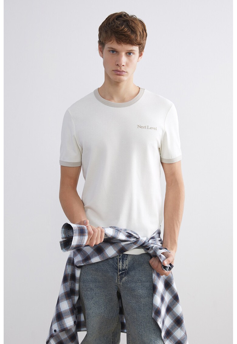 Tricou slim fit cu detaliu cu broderie text - Alb fildes/Maro taupe deschis