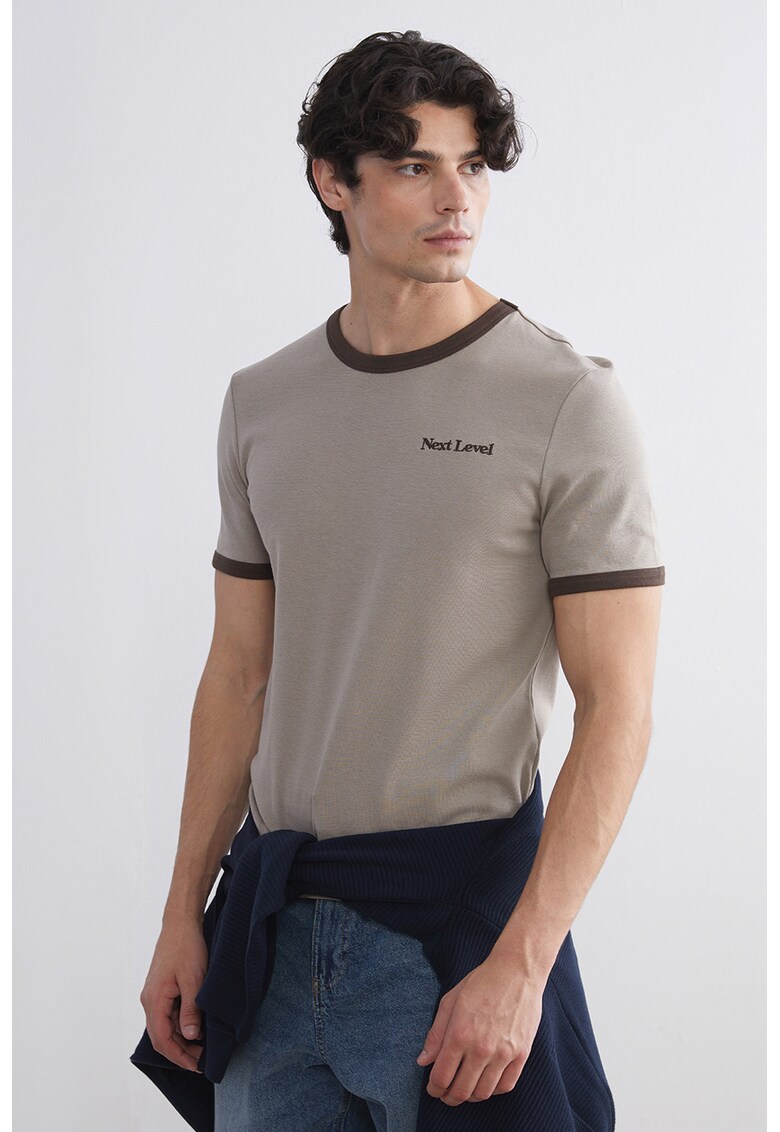 Tricou slim fit cu detaliu cu broderie text - Maro taupe