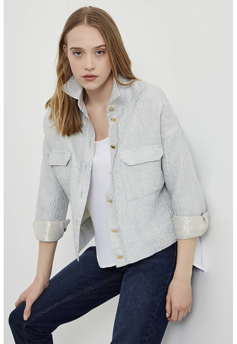 Jacheta lejera cu nasturi