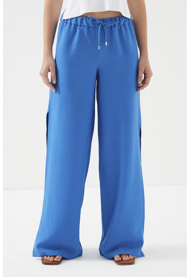 Pantaloni cu croiala ampla si slituri laterale