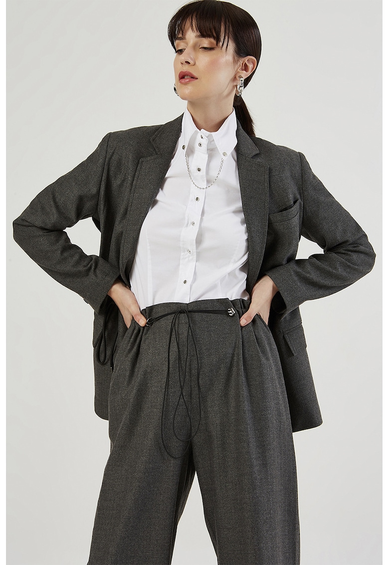 Sacou cu partea din spate contrastanta