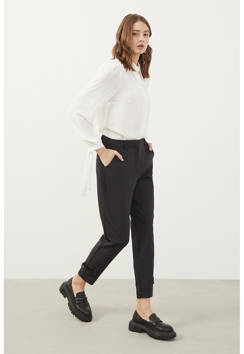 Pantaloni crop cu croiala conica