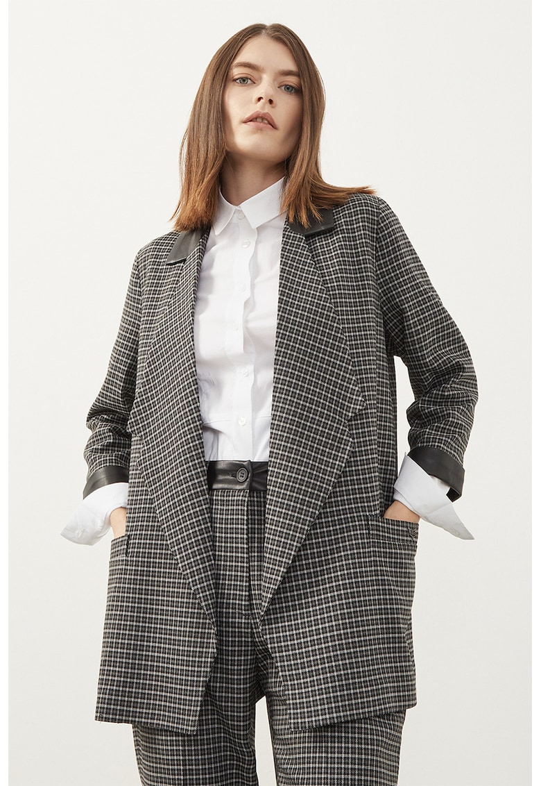 Sacou cu revere decupate - fara inchidere