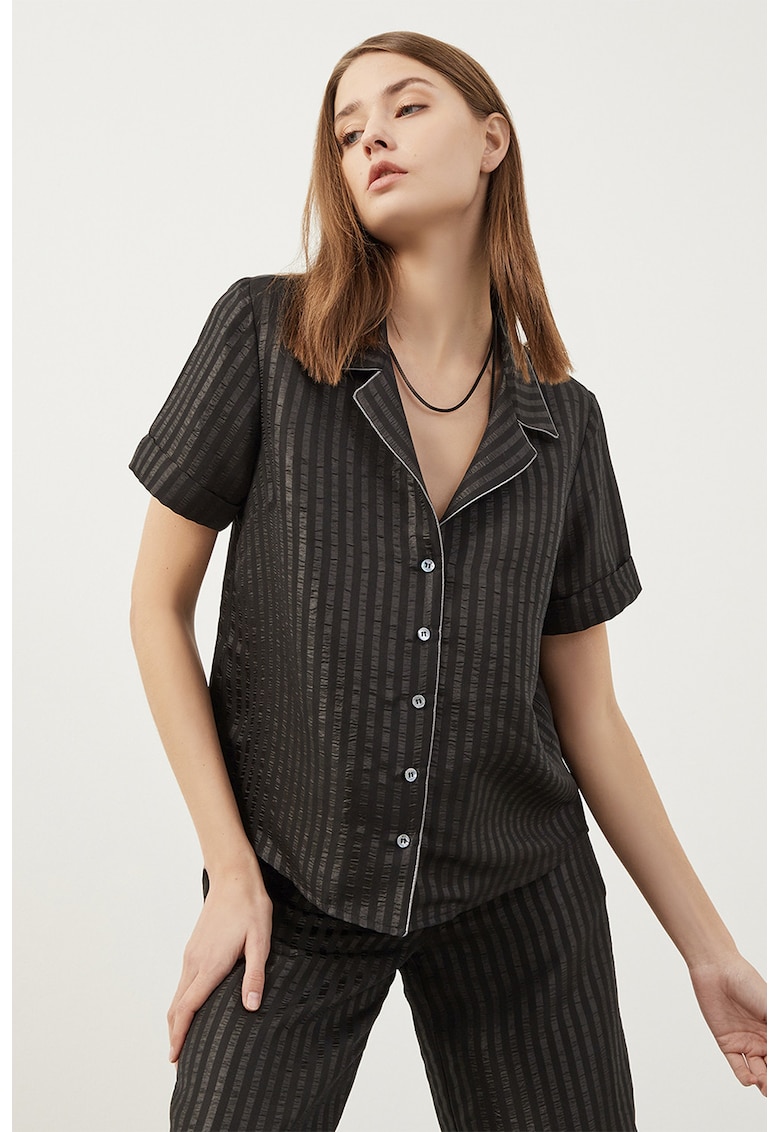 Camasa cu aspect satinat si model in dungi