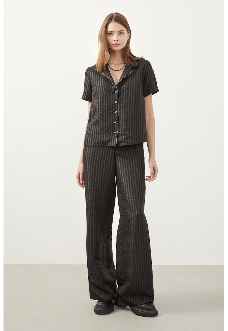 Pantaloni cu croiala ampla si model in dungi