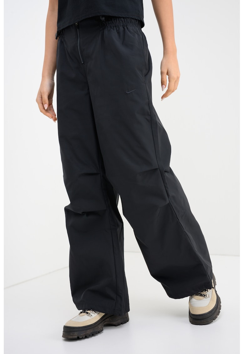 Pantaloni de trening cu croiala lejera si buzunare laterale