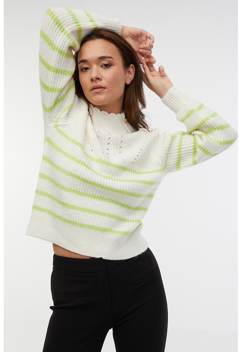 Pulover cu model in dungi si guler mediu