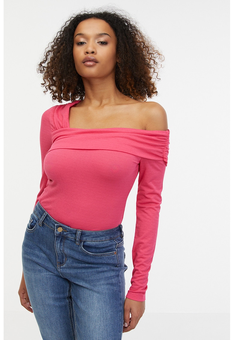 Bluza cu decolteu pe un umar