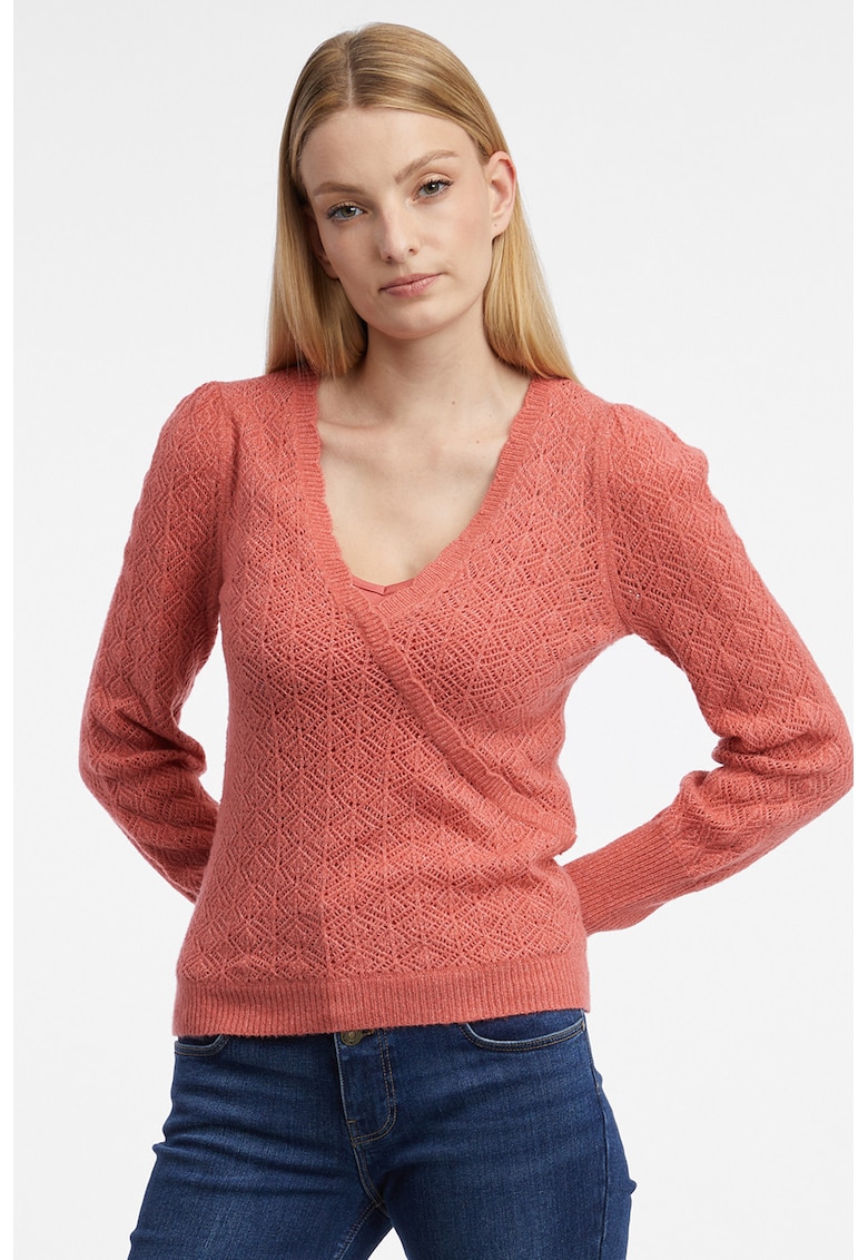 Pulover cu decolteu in V si model cu perforatii