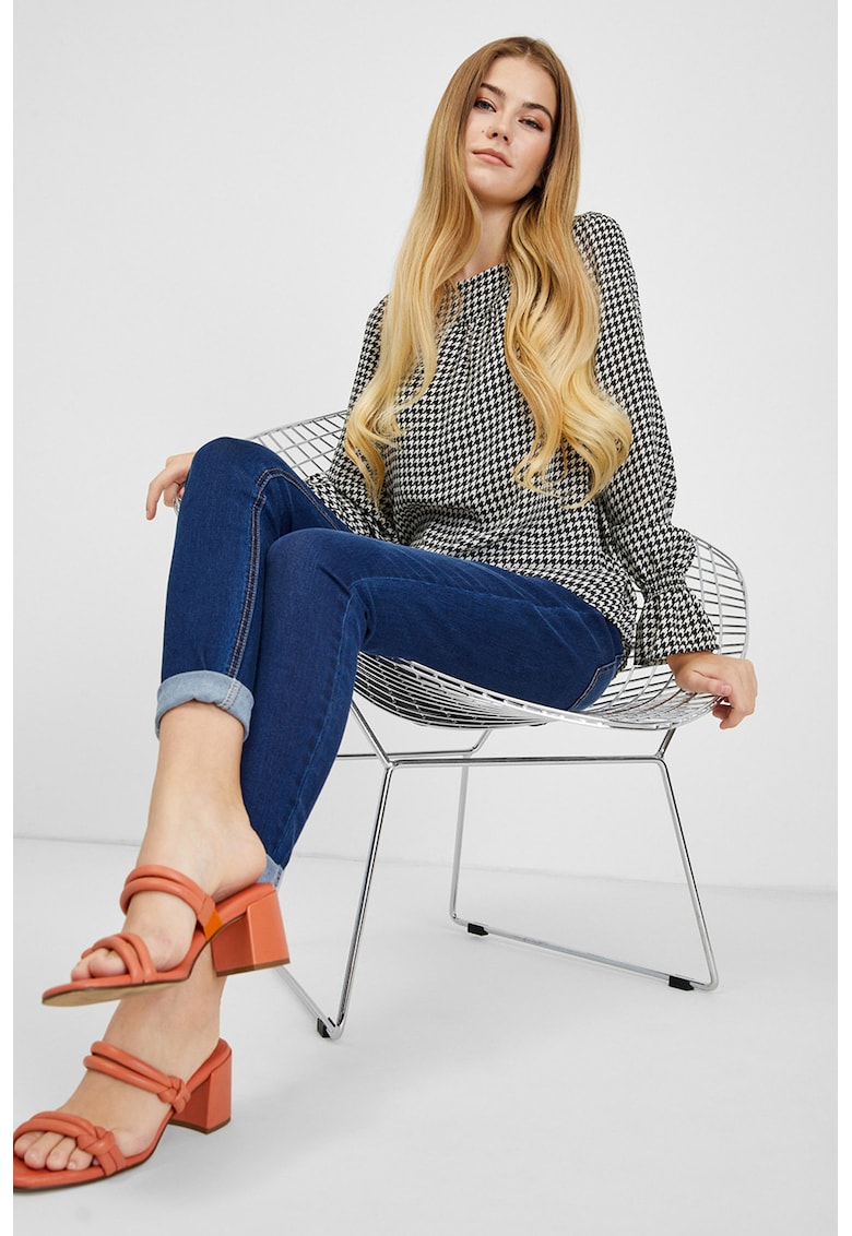 Bluza cu decolteu rotund si model