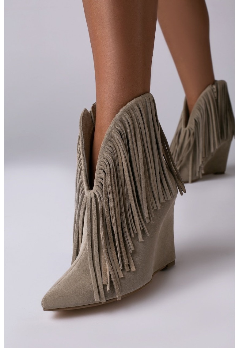 Cizme tip ciocate Nemesis piele intoarsa nude nisipiu cu franjuri