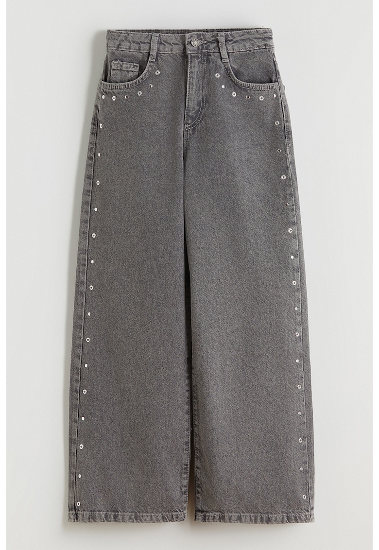 Blugi cu croiala ampla si aplicatie cu nituri