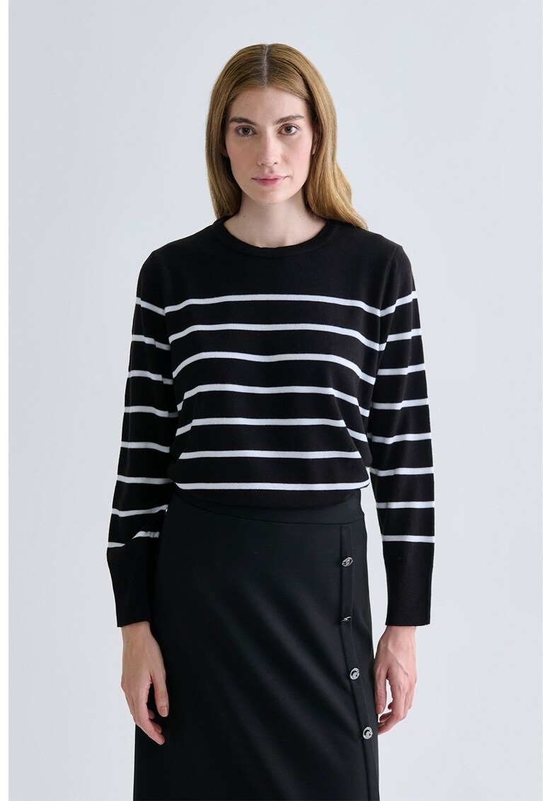 Pulover cu decolteu la baza gatului si dungi - Alb/Negru