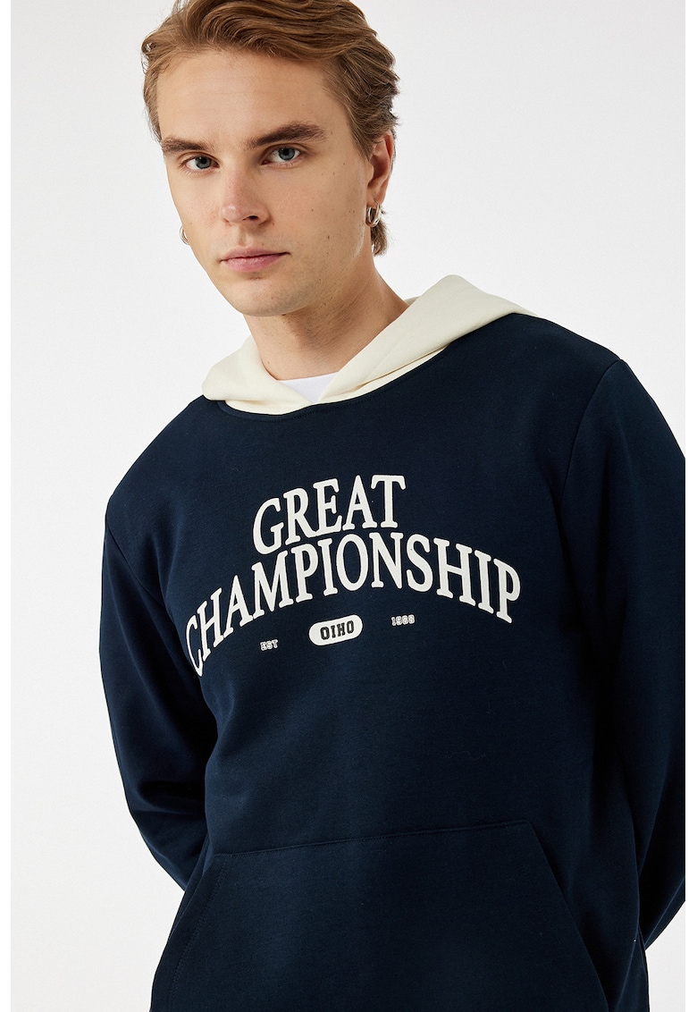 Hanorac cu imprimeu text si buzunar kangaroo - Alb fildes/Bleumarin