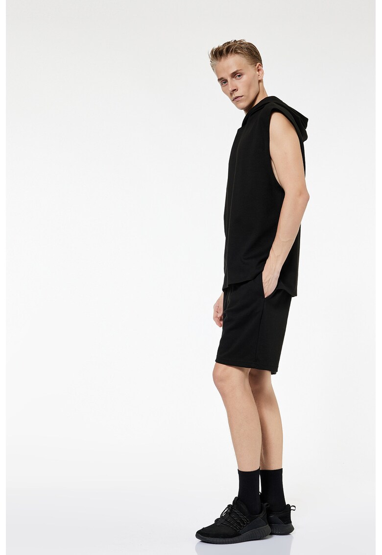 Pantaloni scurti cu snur si buzunare - Negru