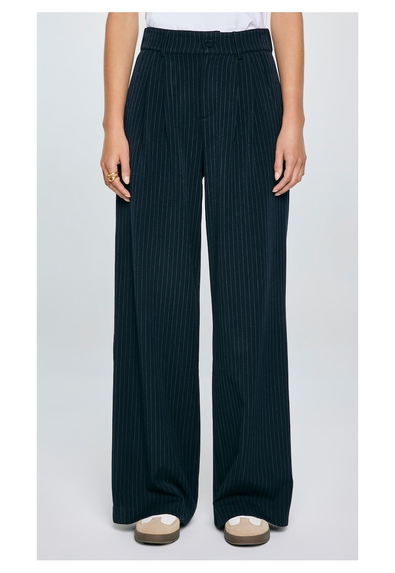 Pantaloni cu croiala ampla si model cu dungi