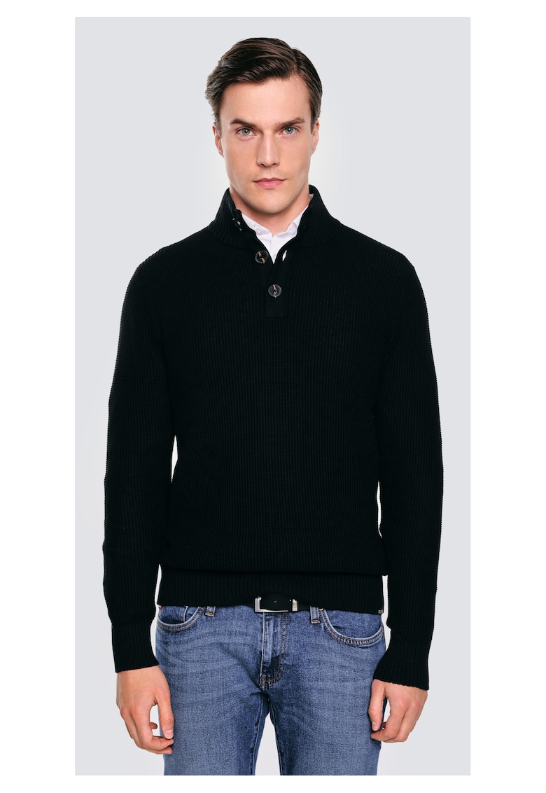 Pulover cu guler inalt si nasturi