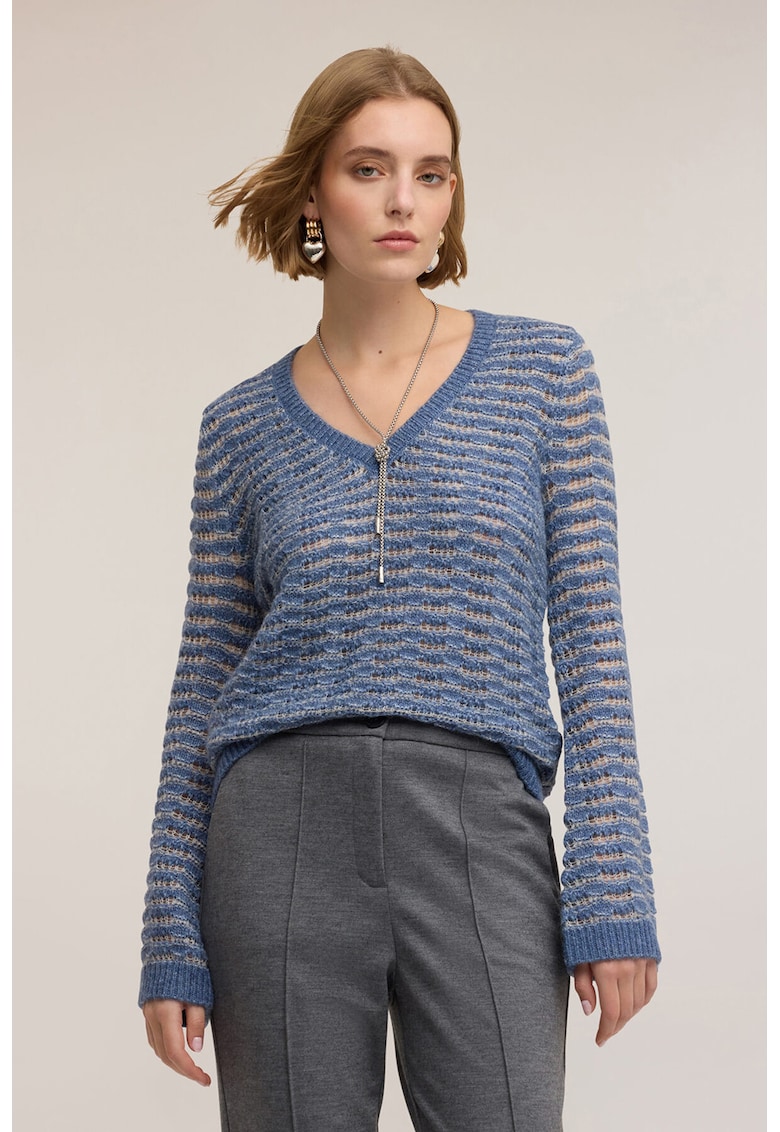 Pulover lejer cu decolteu in V si dungi
