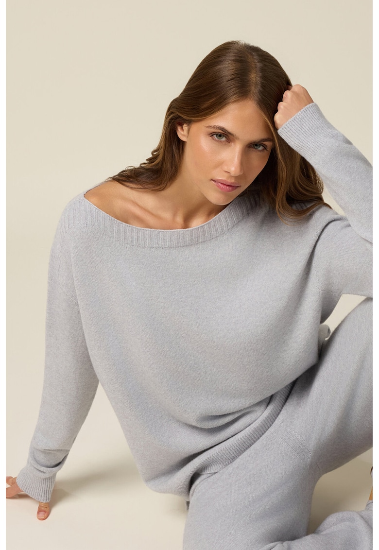 Pulover lejer cu decolteu barcuta