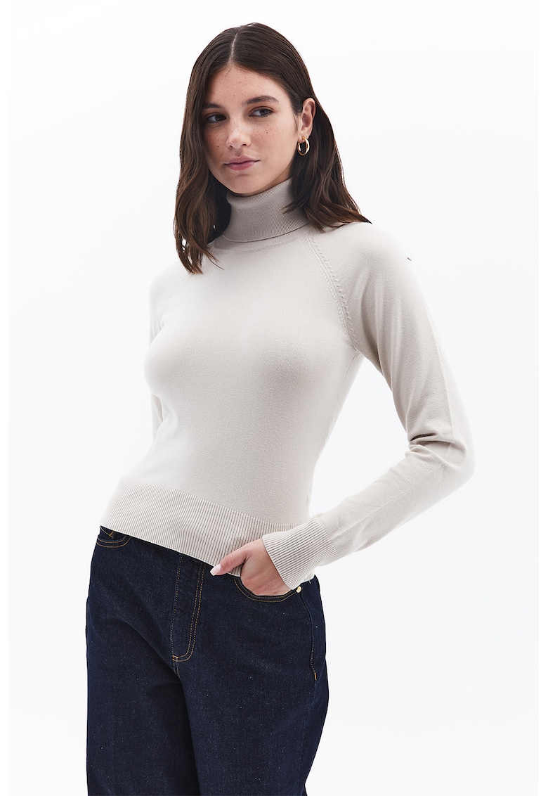 Pulover cu guler inalt si maneci raglan